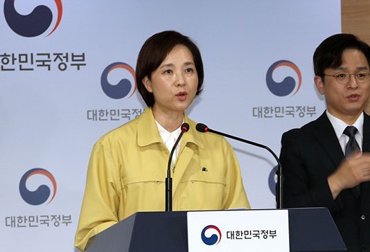 유 부총리 “27일 등교 예정대로…지원인력 3만여명 학교에 신속 배치”