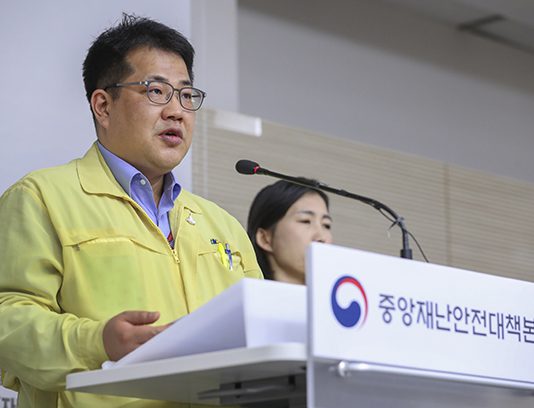 정부 “30%에 달하는 무증상감염자…방심할 수 없는 상황”